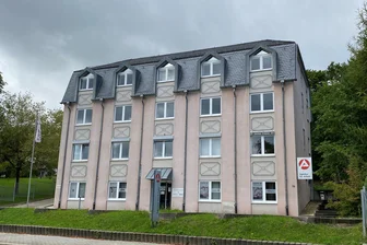 Will die Arbeitsagentur in Auerbach umziehen? - Das Arbeitsamt in Auerbach an der Göltzschtalstraße 58: Die Behörde sucht nach einem neuen Standort.