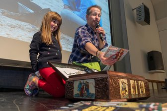 Willi Weitzel zu Gast im Vogtland: Wie Kinder viel Zeit zum Träumen gewinnen und kreativer werden - Amelie Englert (5) aus Plauen durfte mit Willi Weitzel auf die Bühne.