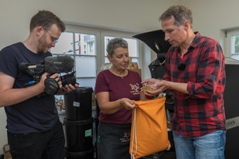 Willi wills wissen: Wie kommt der Kaffee in vogtländisches Kunstleder? - Matthias Ditscherlein dreht in Carli‘s Kaffeerösterei in Rodewisch. Steffi Pausch zeigt Willi Weitzel die Silberhäutchen, die sich beim Rösten von den Kaffeebohnen lösen.