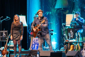 Willkommen in der guten Stube: Gregor Meyle gibt Wohnzimmerkonzert im Tivoli Freiberg - Gregor Meyle und Band luden am Samstag zum Wohnzimmerkonzert ins Tivoli Freiberg.