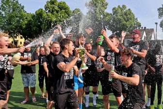 Willkommen in der Kreisoberliga - Die Fußballer des SV Heinrichsort/Rödlitz können nicht nur gut kicken - sie wissen auch, wie gefeiert wird. 