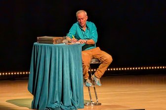 „Willkommen in Kämmnitz“: Johann König und die Kunst, Pointen unterwegs zu treffen - Johann König während seiner Show „Wer Pläne macht, wird ausgelacht“ in der Chemnitzer Stadthalle.
