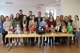 Willkommen, Mini-Augustusbürger! Bürgermeister begrüßt seine jüngsten Bewohner persönlich - Strahlende Eltern und glückliche Babys zum Neugeborenenempfang in Augustusburg.