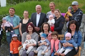 Willkommen Wonneproppen - Bürgermeister Joachim Rudler (Mitte) bei seinem wahrscheinlich letzten "Babyempfang".