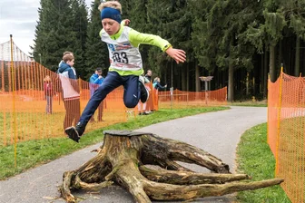 Willkommener Test vor dem Winter: Wurzellauf in Gelobtland lockt 255 Sportler an den Start - Zu den 15 Altersklassen-Siegern des ATSV Gebirge/Gelobtland gehörte auch Elias Berthold, der in der U 11 nicht zu bremsen war.