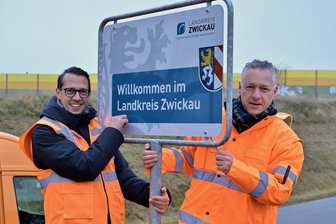 Willkommensschild im Landkreis Zwickau aufgestellt - Der Beigeordnete Mario Müller (li.) und Landrat Carsten Michaelis haben das erste Willkommensschild montiert. .