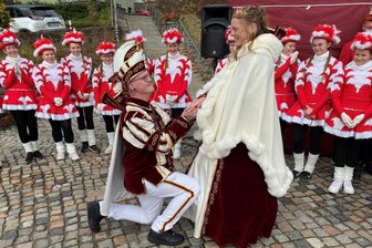 „Willst Du meine Frau werden?“: Hohenstein-Ernstthaler Prinz sorgt beim Start in die fünfte Jahreszeit für Gänsehaut-Moment - Julian-J. Hilbert hat die Eröffnung der Faschingssaison genutzt, um seiner Freundin einen Heiratsantrag zu machen.