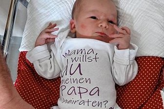 "... willst du meinen Papa heiraten?": Baby Holly hilft bei Heiratsantrag auf Entbindungsstation Zschopau - Einen Tag alt und schon Papas Komplize: Auf dem Body von Baby Holly stellte Rico Wießner die entscheidende Frage. 