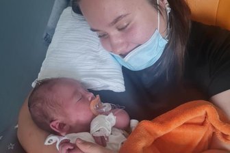 "Willst du meinen Papa heiraten?" - Ein wichtiges Bild fürs Familienalbum: Holly trifft zum ersten Mal mit ihrer großen Schwester Thalia zusammen. 