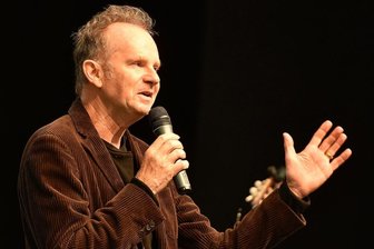 Willy Astor: "Meine Frau ist froh, dass ich wieder auf Tour bin" - Mit seinem Programm "Pointe of no Return" begeisterte der Wortkünstler Willy Astor am Samstag die Besucher im Naturtheater Bad Elster.