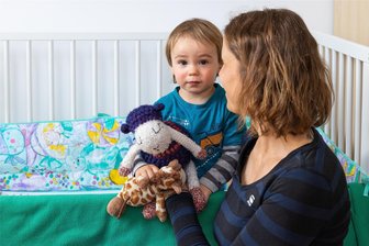 Willy ist nachts jede Stunde wach – soll ich ihn schreien lassen? - Nachtschlaf ist nicht Willys Stärke. Aus seinem Bettchen krabbelt er regelmäßig zu Mama Nancy in Dresden.
