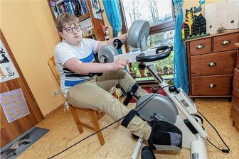 Wilms Kampf gegen ME/CFS: Vom Lern-Nerd zum Bettlägerigen - Den 15-jährigen Wilm aus Falkenstein hat es im Mai 2022 gesundheitlich ausgespannt. Seitdem kann er nicht zur Schule gehen. Am Heimtrainer kämpft er gegen die Symptome an und will sich fit halten.
