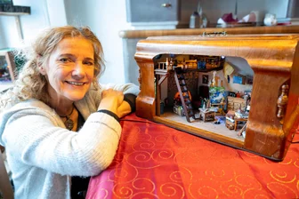 Wimmelbilder in 3D: Diese Plauenerin haucht historischen Gehäusen neues Leben im Mini-Format ein - Martina Ott zaubert Miniaturwelten - hier ein Künstleratelier.