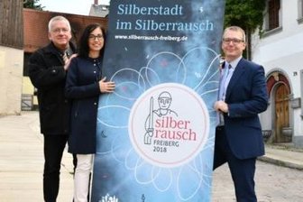 Wimpelketten: Nachschub bestellt - Andreas Schwinger, Anja Fiedler und Oberbürgermeister Sven Krüger (v. l.) präsentierten im vergangenen Jahr das Logo zum Jubiläum.
