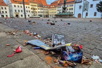 Wind gegen Entsorgungsdienste: Wer holt sich zuerst den Silvestermüll in Mittelsachsen? - In Freiberg war der Silvestermüll im Stadtgebiet unübersehbar. Der kräftige Wind verteilte die Überreste von Raketen und Böllern. Mit der Beräumung soll am Donnerstag begonnen werden.