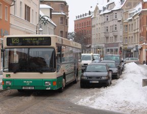Schneeberge an den Straßenrändern