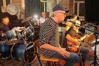Wind, Sand & Sterne: Folkrock aus dem Erzgebirge im Ratskeller Hainichen - Stefan Gerlach spielt mit Wind, Sand & Sterne am Samstagabend wieder im Ratskeller Hainichen.