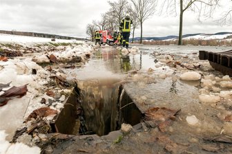 Wind, Schnee, Hochwasser: Das sagt die Feuerwehr im Erzgebirge nach den Dauereinsätzen - Zu einer überspühlten Straße war die Feuerwehr an Heiligabend in Olbernhau gerufen worden.