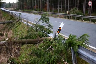 Windbruch: Zubringer zur Vogtland-Arena dicht -