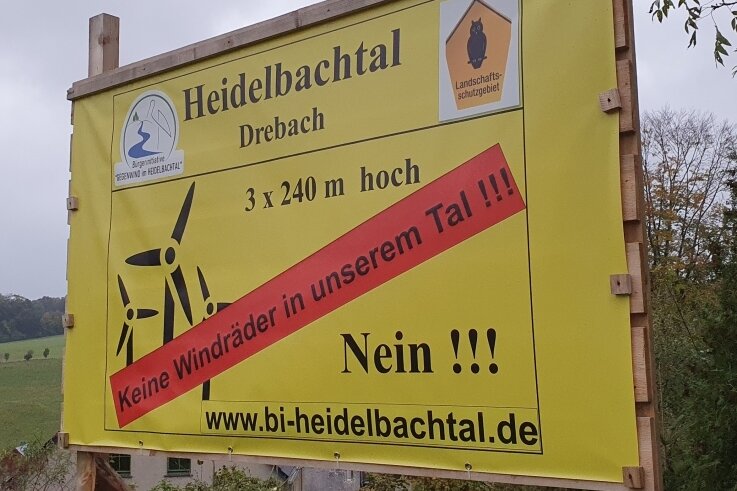 Windenergie-Debatte: AfD will Landrat in die Pflicht nehmen - Gegenwind kontra Aufwind. Die gelben Plakate der Windkraftgegner sind im Kreis schon in einigen Orten - hier in Drebach - zu finden.