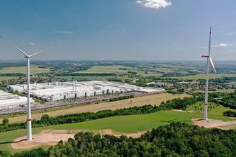 Windenergie in Deutschland: Aus Sachsen kommen nur zwei Prozent - In Mosel (Zwickau) sind in Sichtweite des VW-Werks im Frühjahr 2022 zwei neue Anlagen ans Netz gegangen. Insgesamt kommt der Ausbau der Windenergie  in Sachen aber nicht wirklich voran. Foto:Wittig/juwi