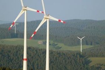 Windenergie: Kreistag will Waldflächen als harte Tabuzone - Windanlagen im Wald - so wie hier in Baden-Württemberg - soll es im Landkreis nicht geben.