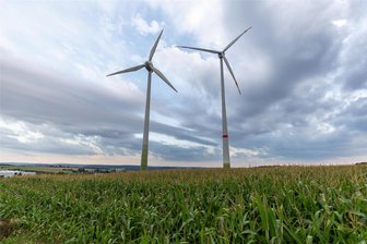 Windkraft an der A 72 bei Reichenbach wird hitzig diskutiert - Das neue XXL-Windrad (rechts) im Industriegebiet PIA II auf Unterheinsdorfer Flur an der A 72 bei Reichenbach sollte eigentlich das kleine (links) ersetzen. Inzwischen gibt es aber die Idee, es doch weiter zu betreiben.