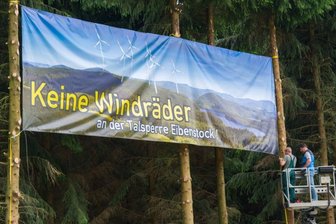 Windkraft bekommt im Kreistag kräftig Gegenwind - Mit dem Transparent "Keine Windräder an der Talsperre Eibenstock" wurde 2015 in Hundshübel gegen die Windkraft protestiert.