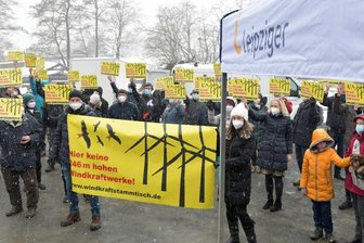 Windkraft: Bürger aus Mittelsachsen kritisieren Bauregeln - Etwa 100 Anwohner brachten im März vorigen Jahres ihre Ablehnung zu dem Windkraft-Projekt bei Kleinschirma zum Ausdruck, für das die Stadtwerke Leipzig und ihr Partnerunternehmen aus Großschirma mit einem Infostand in dem Ortsteil von Oberschöna werben wollten.