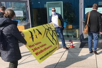 Windkraft: Bürger in Mittelsachsen kritisieren Bauregeln - Ihren Protest gegen Windrad-Bauvorhaben, wie die zwischen Kleinschirma und Kleinwaltersdorf, haben Bürgerinitiativen auch schon gegenüber den Kreistagsmitgliedern proklamiert, wie hier vor einer Sitzung in Hartha.
