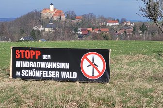 Windkraft-Gegner aus Westsachsen verzichten auf Crowdfunding - Fünfstellige Summe für Anwaltskosten ist schon zusammen - Der Protest gegen die Windkraftanlage ist in der Gemeinde Lichtentanne allgegenwärtig.