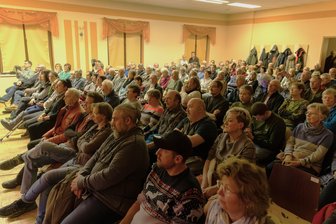 Windkraft im Erzgebirge – „Es ist Euer Land“ - Der Saal im Sportcenter war zur Bürgerversammlung zum „Neuen Windfeld Jöhstadt“ proppenvoll. Einige mussten sogar vom Vorraum aus im Stehen zuschauen.