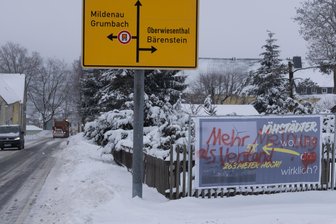 Windkraft im Erzgebirge: Firma stellt Pläne erneut vor - Windkraftgegner haben in Jöhstadt Plakate aufgehängt. Das gefällt offenbar nicht allen.
