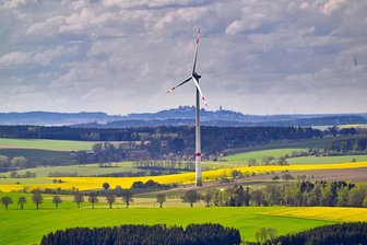 Windkraft im Erzgebirge: Warum aus der Region die meiste Kritik kommt - Der Frankenberger Hobbyfotograf Klaus Hornauer, im sozialen Netzwerk Facebook unter dem Profil-Namen „Schrauber Klaus“ zu finden, hat in dieser Woche dieses Foto veröffentlicht. Es zeigt den Blick vom Aussichtspunkt auf dem Schwartenberg zum Schloss Augustusburg. Sein Kommentar: „So wird mit dem Weltkulturerbe umgegangen.“