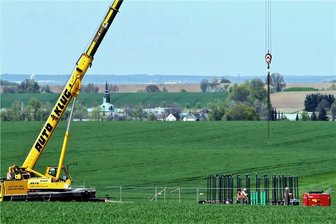Windkraft in Mittelsachsen: Wo sich dieses Jahr noch was dreht - Zwischen Wiederau und Diethensdorf wird derzeit am Fundament für ein 247 Meter hohes Windrad gebaut. Im August könnte es montiert werden. 