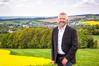 Windkraft in Oederan: In diesen Gebieten könnten künftig Windräder stehen - Oederans Bürgermeister Steffen Schneider auf dem Ranis, dem Hausberg von Oederan, mit Blick auf die Stadt. Der Stadtrat lehnt Windräder auf der Anhöhe strikt ab.