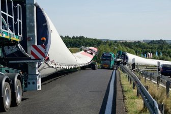 Windkraft in Voigtsdorf: Picknick-Protest gegen Baumfällung für Schwertransport - Drei Schwertransporte haben ab Montagmorgen die Abfahrt Chemnitz-Mitte auf der A4 blockiert. Sie hatten 90 Meter lange Flügel für neue Windkraftanlagen bei Voigtsdorf geladen; die Kurve war dafür zu eng. 