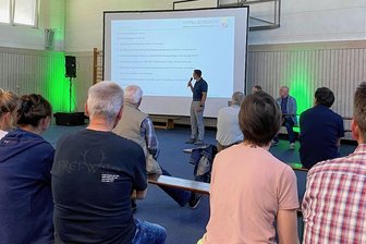 Windkraft: Pläne für Anlagen bei Mittweida stoßen auf Widerstand - Dominic Güther von der MSE stellt die Pläne für den Windpark in der Turnhalle in Frankenau vor. 