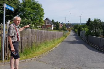 Windkraft: Vogtländische Bürgerinitiative macht geballt mobil - Mit den Windrädern im Blickfeld müssen sich Anwohner wie Gerhard Jacobi arrangieren.