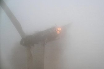 Windkraftanlage in Clausnitz: Möglicherweise fünfstelliger Brandschaden - Mindestens der Motor und ein Flügel brannte bei der Clausnitzer Windkraftanlageam Dienstagnachmittag aus. Auch brennende Teile fielen herunter.