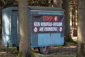 Windkraftanlagen am Fronberg: Weshalb Treuens Bürgermeisterin auf Einspruch der Luftwaffe hofft - In Schreiersgrün hat sich Widerstand gegen geplante Windkraftanlagen formiert.