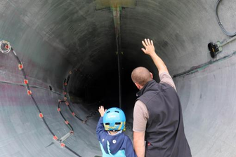 Windkraftanlagen in Voigtsdorf: 80 Meter langer Flügel lockt Touristen an - Große und kleine Besucher zeigen sich in Voigtsdorf beeindruckt vom Innenleben der Rotorflügel. 
