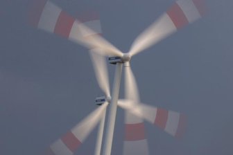 Windkraftpläne: Immer mehr Gegenwind - Zwei Windräder drehen sich im Wind. Im Erzgebirge wird über solche Anlagen heftig diskutiert.