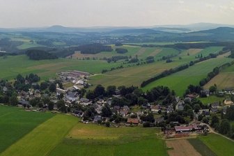 Windkraftprojekt im Erzgebirge: Ankündigung des Bürgermeisters löst Empörung aus - Das Foto zeigt einen Teil von Hermannsdorf und im hinteren Bereich auch das Potenzialgebiet für Windkraftanlagen. Foto: Sebastian Paul