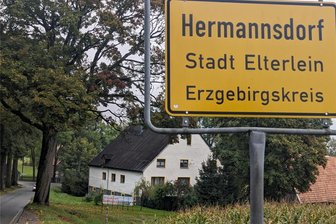 Windkraftprojekt im Erzgebirge: Stadtrat ändert Beschluss zu Bürgerbegehren - In der gesamten Ortslage von Hermannsdorf und bis hinein ins benachbarte Dörfel sind auf Grundstücken, an Zäunen und an Häusern inzwischen Banner und Plakate gegen Windkraftanlagen zu sehen.