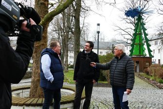 An der Gelenauer Pyramide standen Bürgermeister Knut Schreiter und IT-Experte Thomas Walther dem Moderator Uwe Bier Rede und Antwort.
