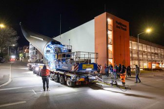 Windpark bei Freiberg: Landratsamt verlängert Erlaubnis für Großtransporte - Der Transport der 80-Meter-Flügel läuft in Freiberg um das Tivoli-Parkhaus herum.