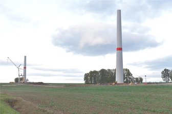 Windpark Kleinschirma: Aufbau stockt - Die Rümpfe der beiden Windkraftanlagen bei Kleinschirma sind weithin zu sehen. Am Ende sollen beide Anlagen eine Höhe von fast 250 Metern erreichen; die Rotorblätter allein sind dabei jeweils etwa 80 Meter lang.