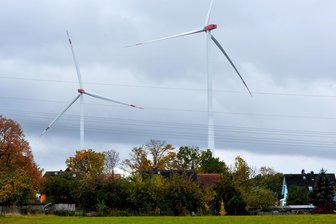 Windpark Kleinschirma bei Freiberg: Was das Oberverwaltungsgericht entschieden hat - Laut Gericht keine optische Bedrängung: die beiden Windkraftanlagen in Kleinschirma von der Oberen Sandstraße in Kleinwaltersdorf aus gesehen.