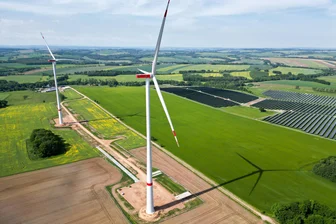 Windpark Kleinschirma: Deshalb blinken die Anlagen nicht - Die zwei Windkraftanlagen bei Kleinschirma sollen noch im Sommer in Betrieb gehen. Das hat ein Sprecher der Stadtwerke Leipzig bekräftigt. Gerechnet wird mit 30.000 Megawattstunden pro Jahr.
